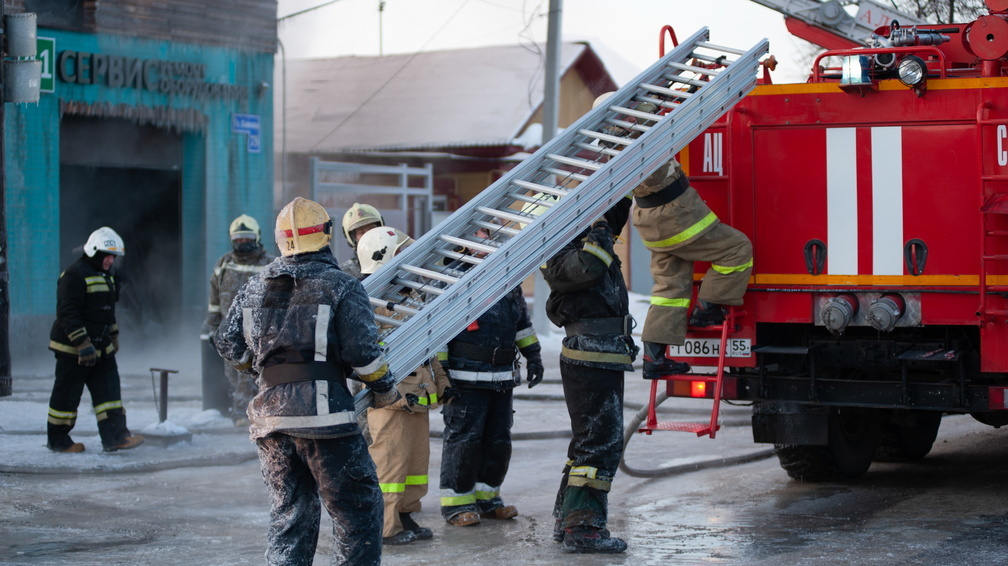 В Сургуте из-за возгорания на балконе жилого дома эвакуировалось два жильца