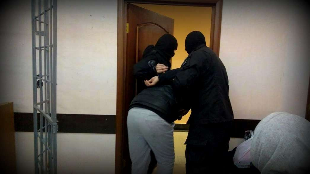 В суде ЯНАО двое осужденных сбежали из-под конвоя