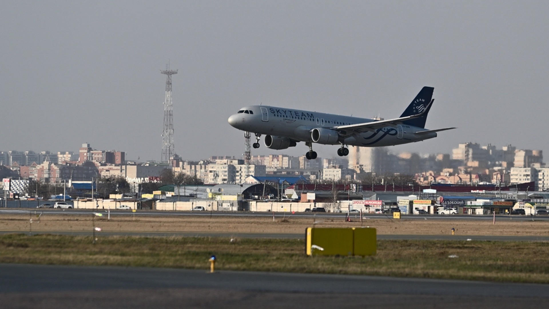 Самолет авиакомпании «Ямал» экстренно сел после столкновения со стаей гусей