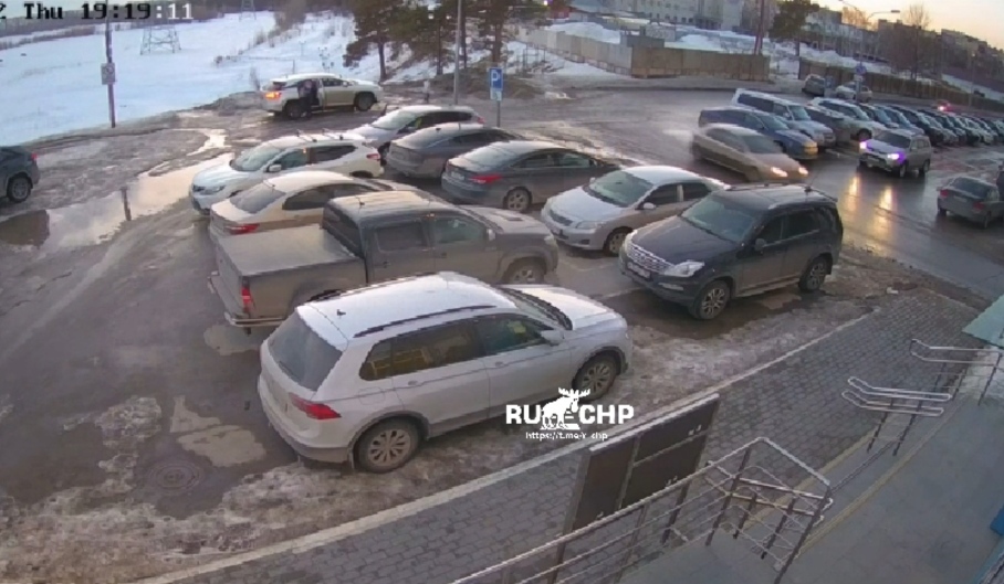 В Сургуте на парковке ребенок бросился под колеса иномарки