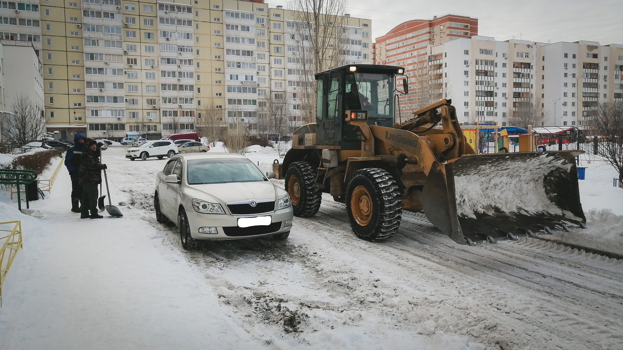 Жители Радужного в ХМАО недовольны уборкой снега в часы пик