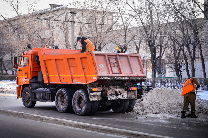 В Нижневартовске застрял самосвал при сбросе снега в неположенном месте