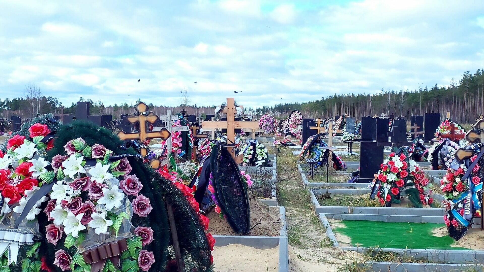 Погибшую в Югре дочь участника СВО похоронили вместе с отцом