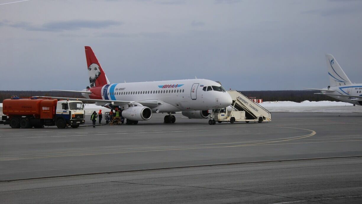 Самолет авиакомпании «Ямал» столкнулся со стаей птиц при вылете из Салехарда