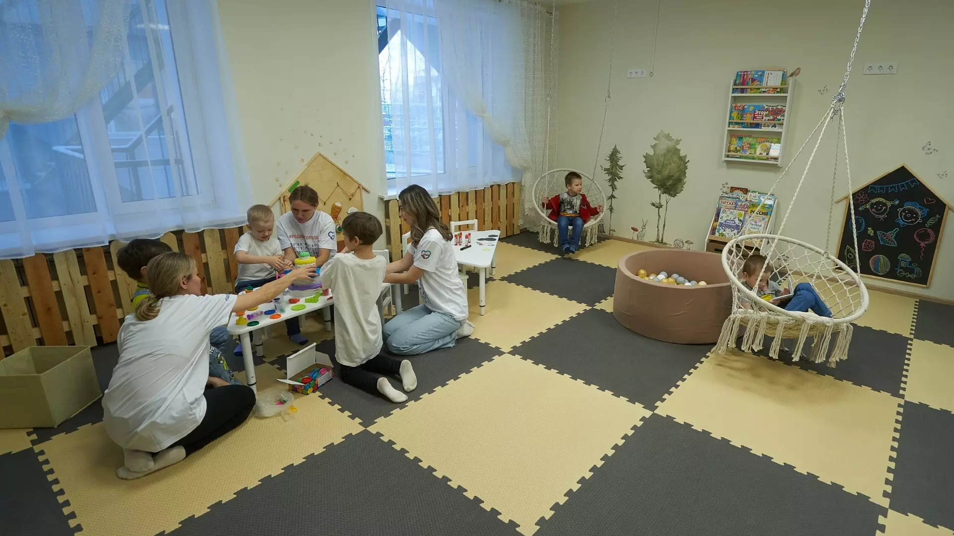 В Ханты-Мансийске волонтеры обустроили игровую комнату для малышей