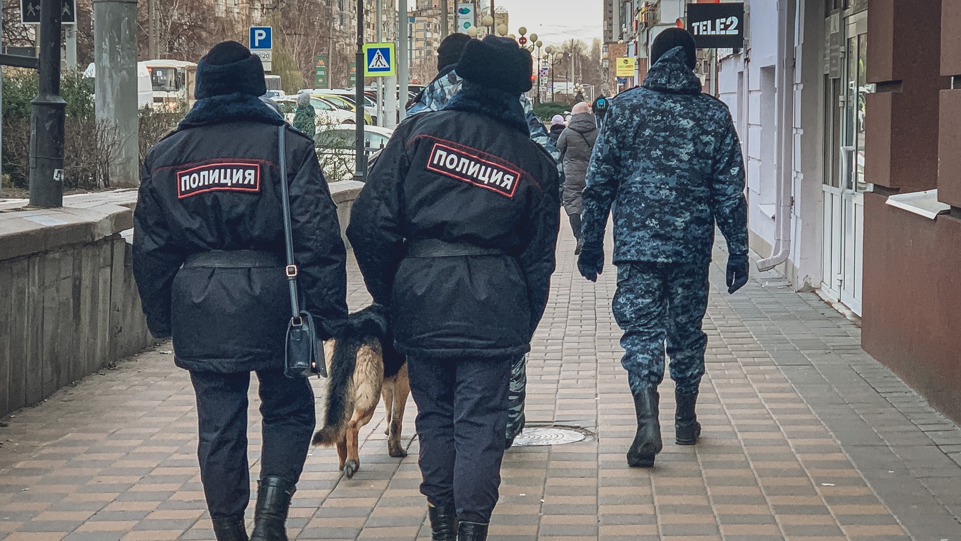 В Нижневартовске в более 10 ТЦ ищут бомбу после письма с угрозой взрыва