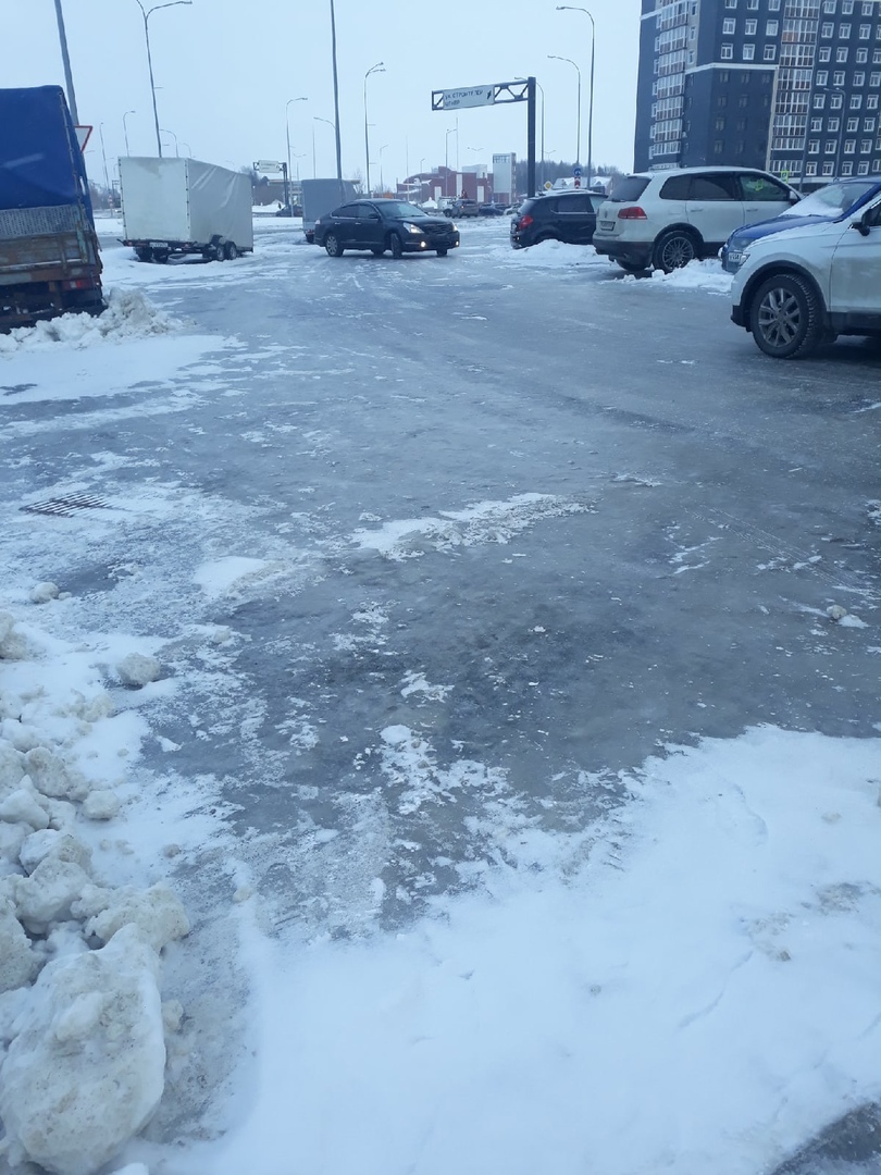 В Ханты-Мансийске коммунальщики «оголили» лёд на дорогах