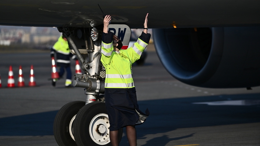 Власти ХМАО усилили ограничения в авиагаванях из-за ковида