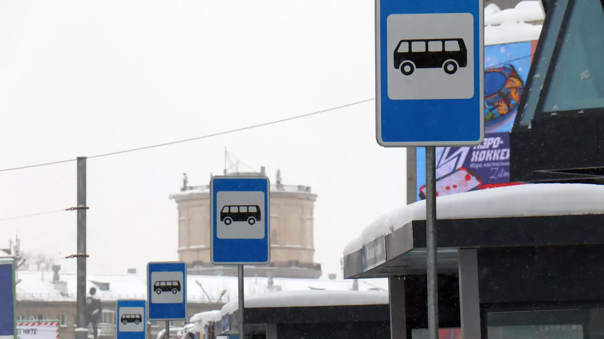 Челябинский вахтовик живет на автобусной остановке на Ямале