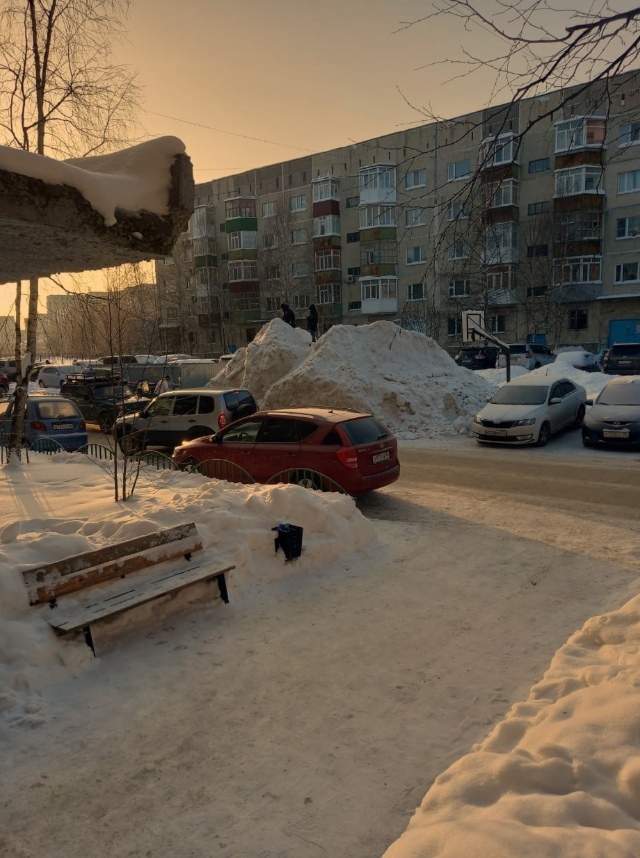 Дети в Нефтеюганске скатываются с неубранных снежных масс под колёса авто