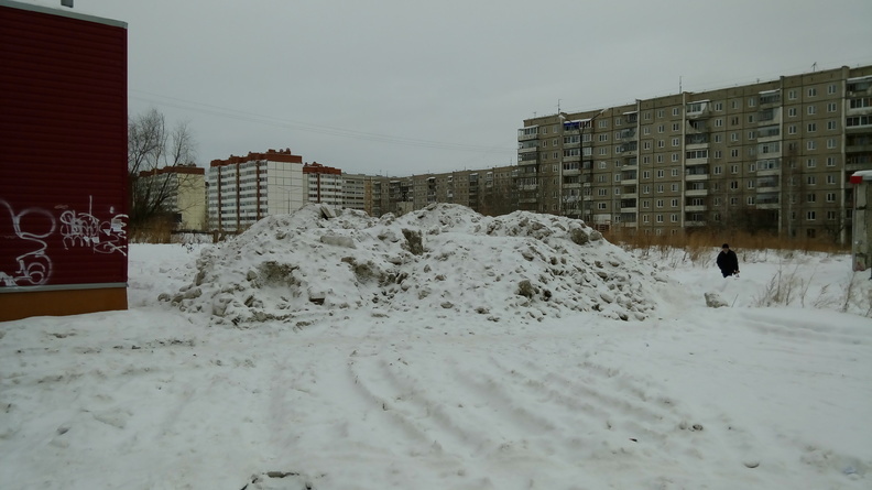Незаконная свалка снега появилась в Нижневартовске