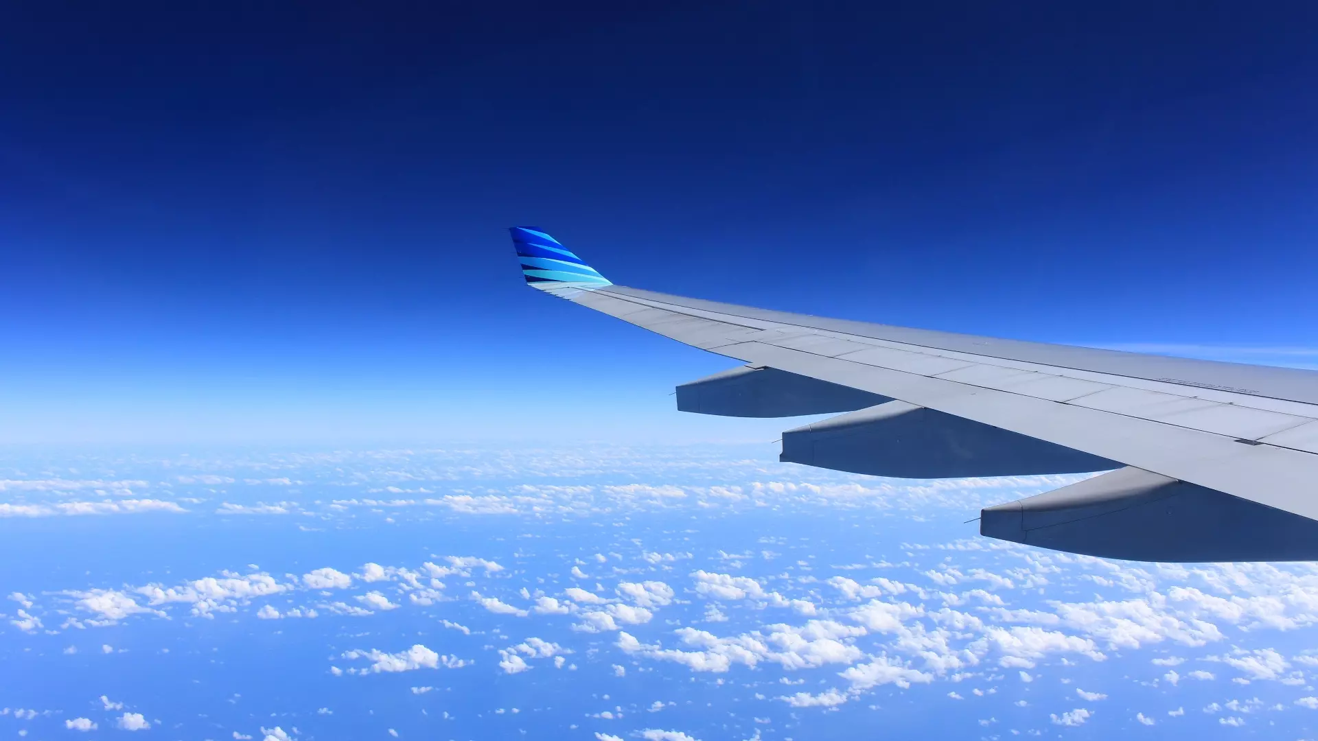 Вылетевший из Нижневартовска самолет больше часа кружит над Мегионом