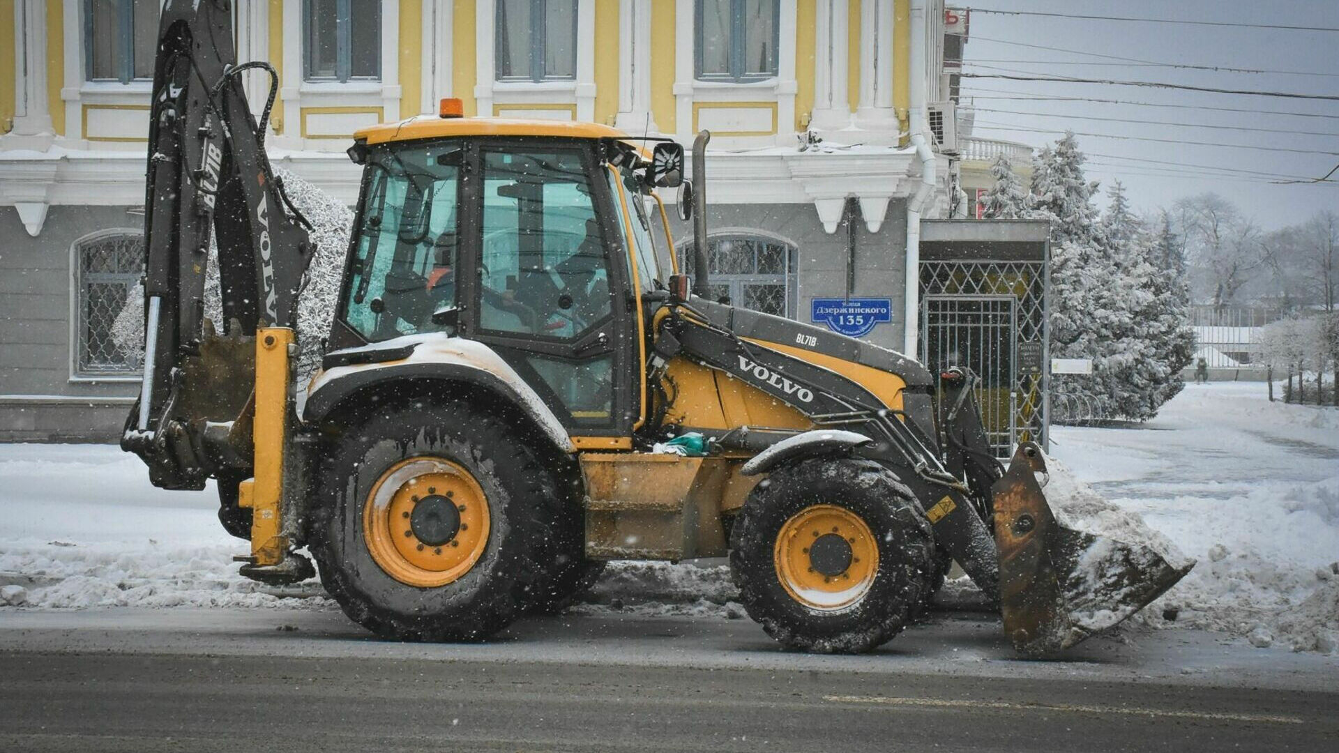 Генеральная уборка снега в Сургуте затянется на месяц