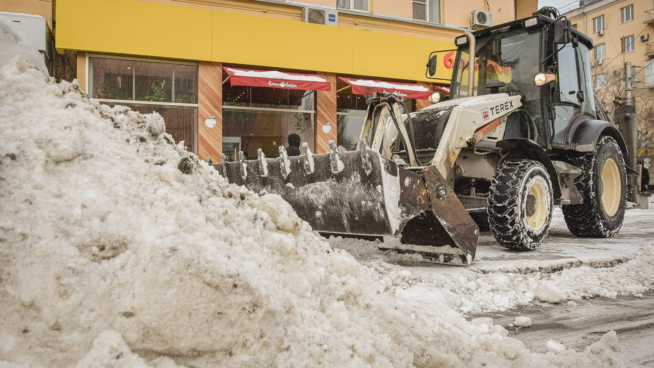 В Сургуте проходит благотворительный вывоз снега