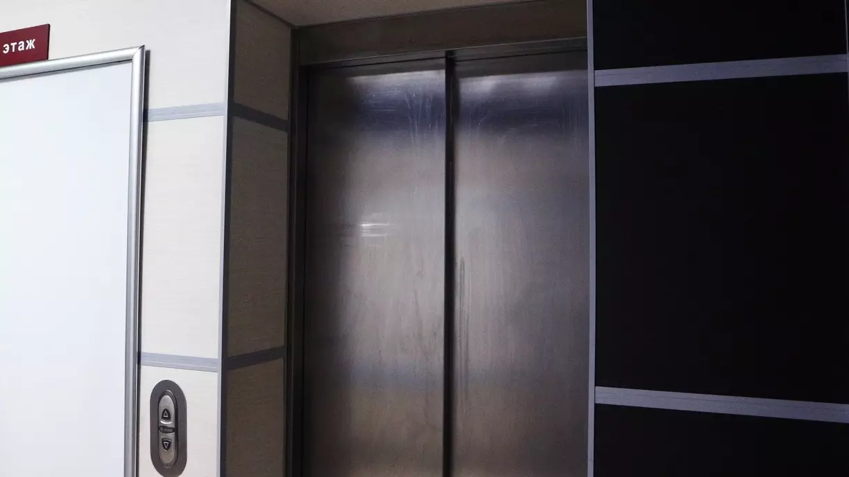 В Нижневартовске лифт с людьми провалился в шахту