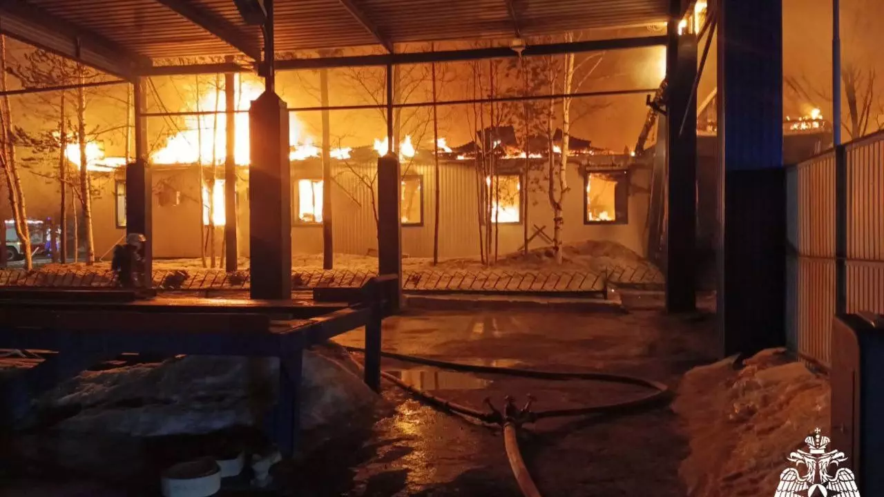 В Нижневартовске после крупного пожара на предприятии нашли останки человека