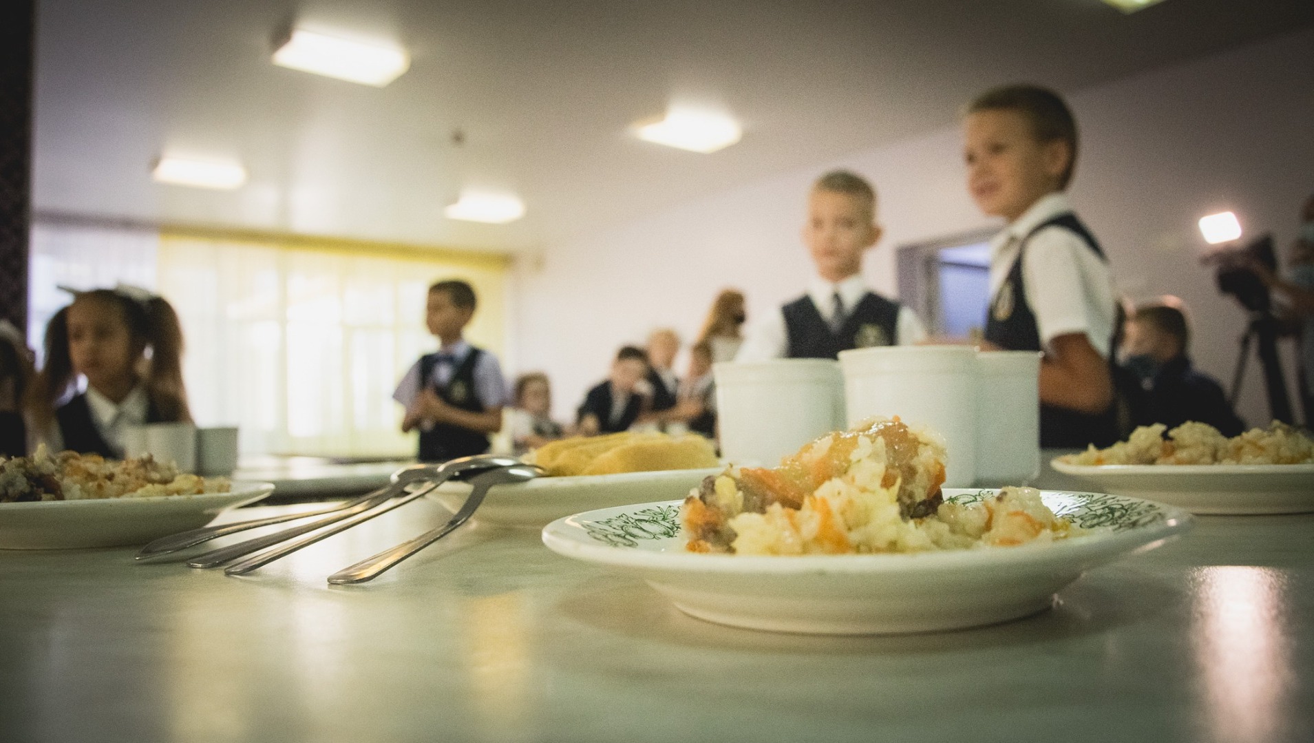 41 рубль на человека: кто и чем накормит школьников ХМАО в новом учебном году