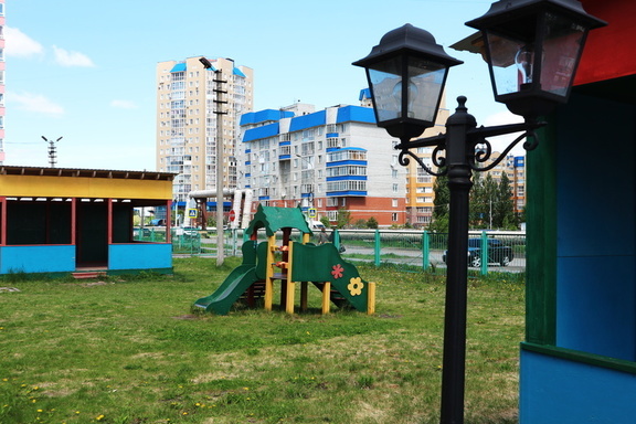 В Сургуте на игровой площадке дети разбили оставленные без присмотра ртутные лампы