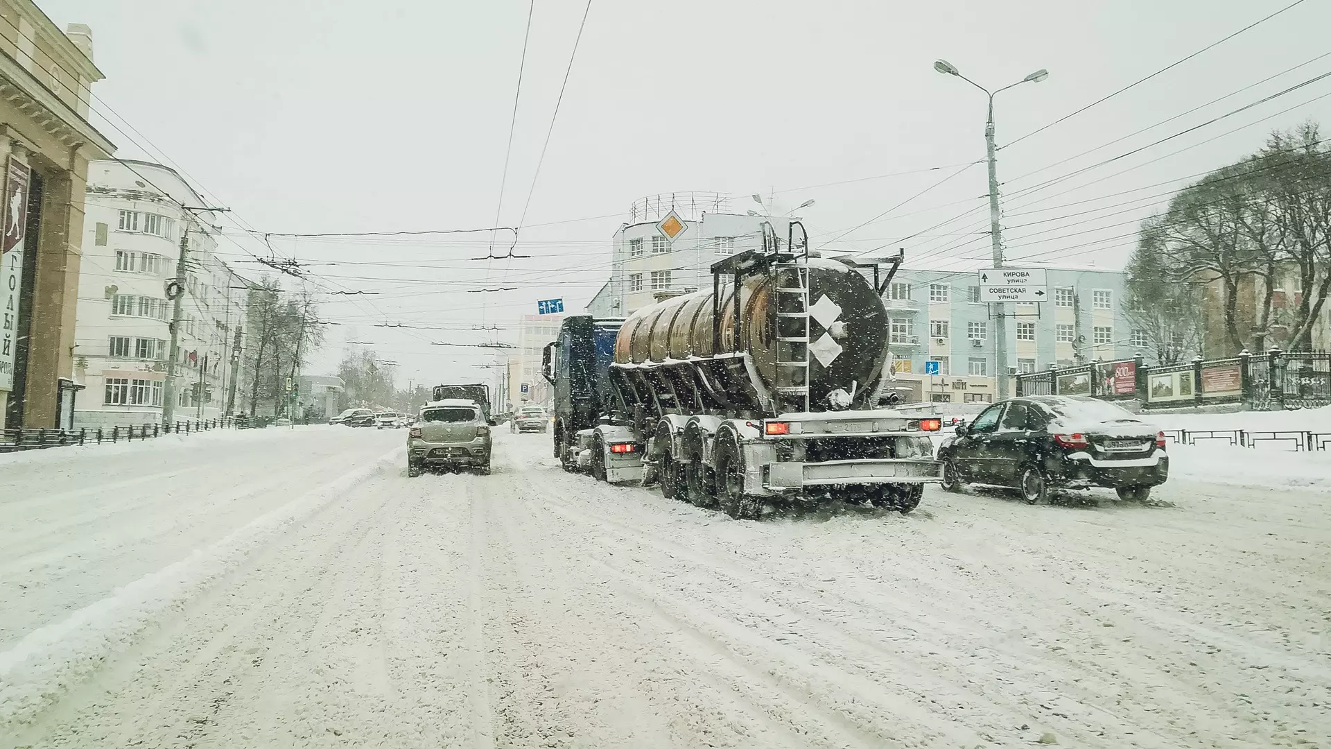 В ХМАО перекрыли трассу из-за снегопада