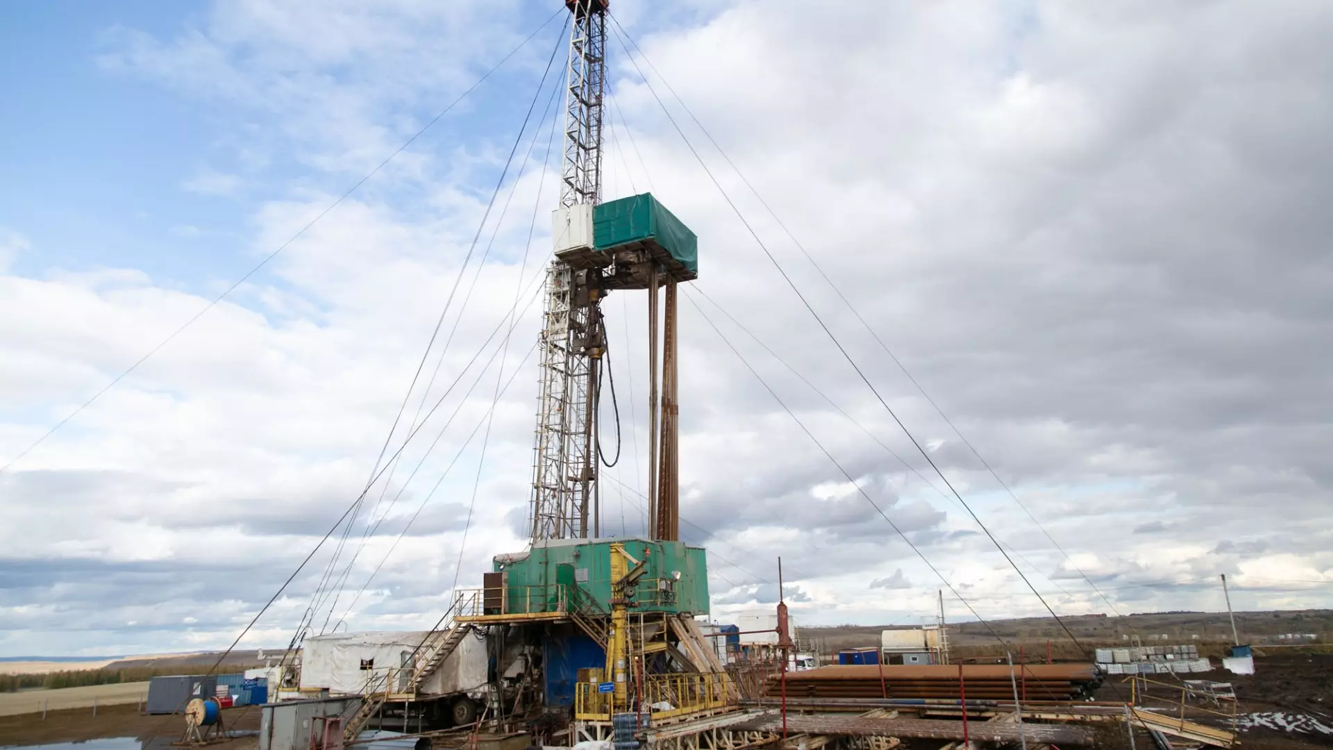 «Сургутнефтегаз» консервирует скважины из-за сокращения добычи нефти