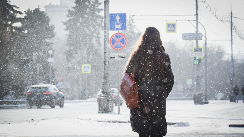 В двух районах Нефтеюганска после уборки дорог тротуары оказались под снегом