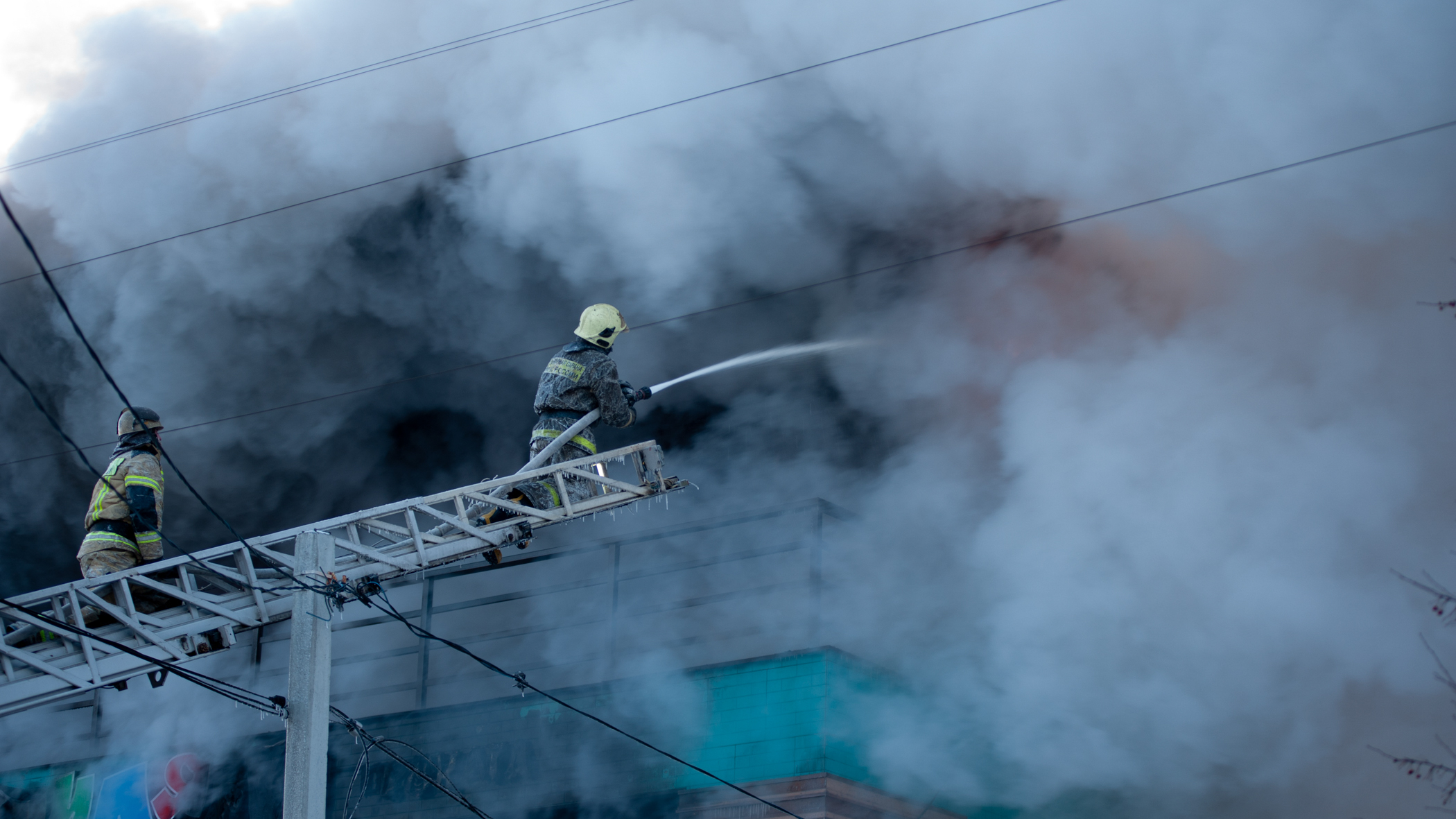 В Муравленко 49 человек эвакуировались из пожара в общежитии