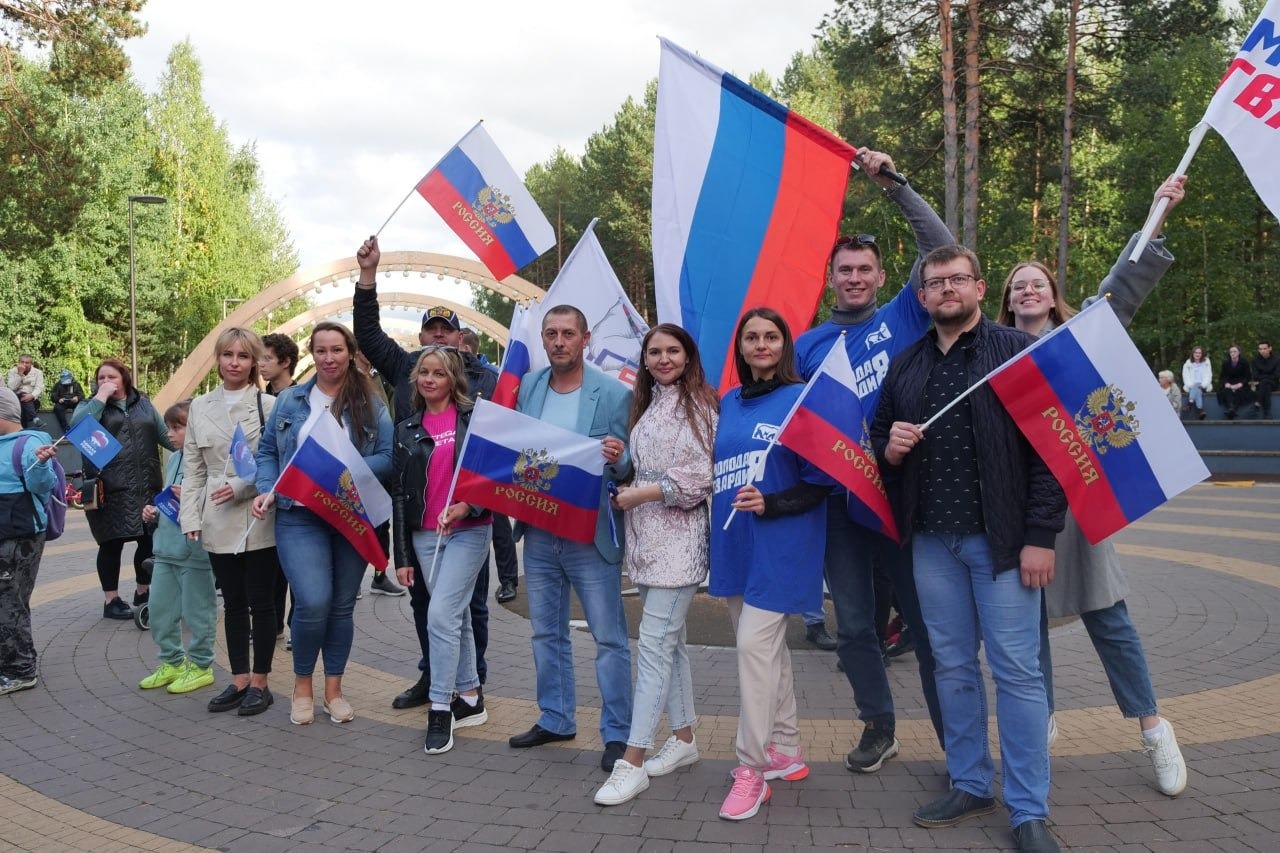 В Ханты-Мансийске прошел митинг-концерт, посвященный Дню Государственного флага.