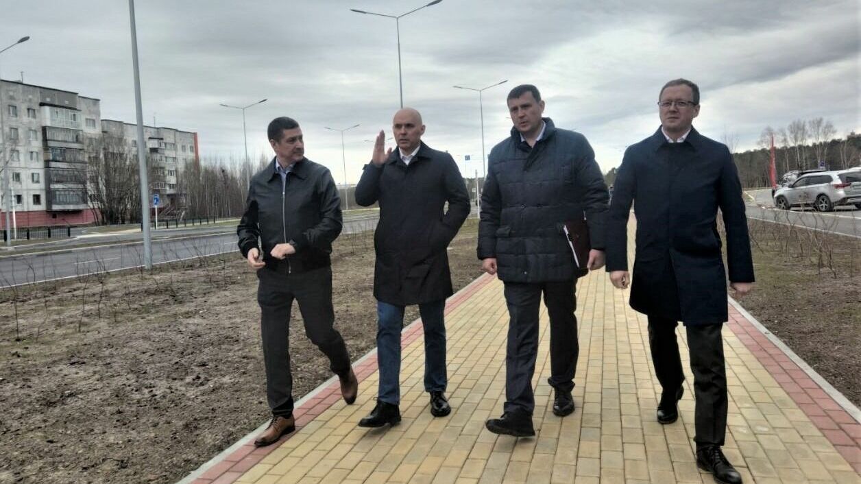 Глава Сургута вместе со своими замами прошелся по новому тротуару