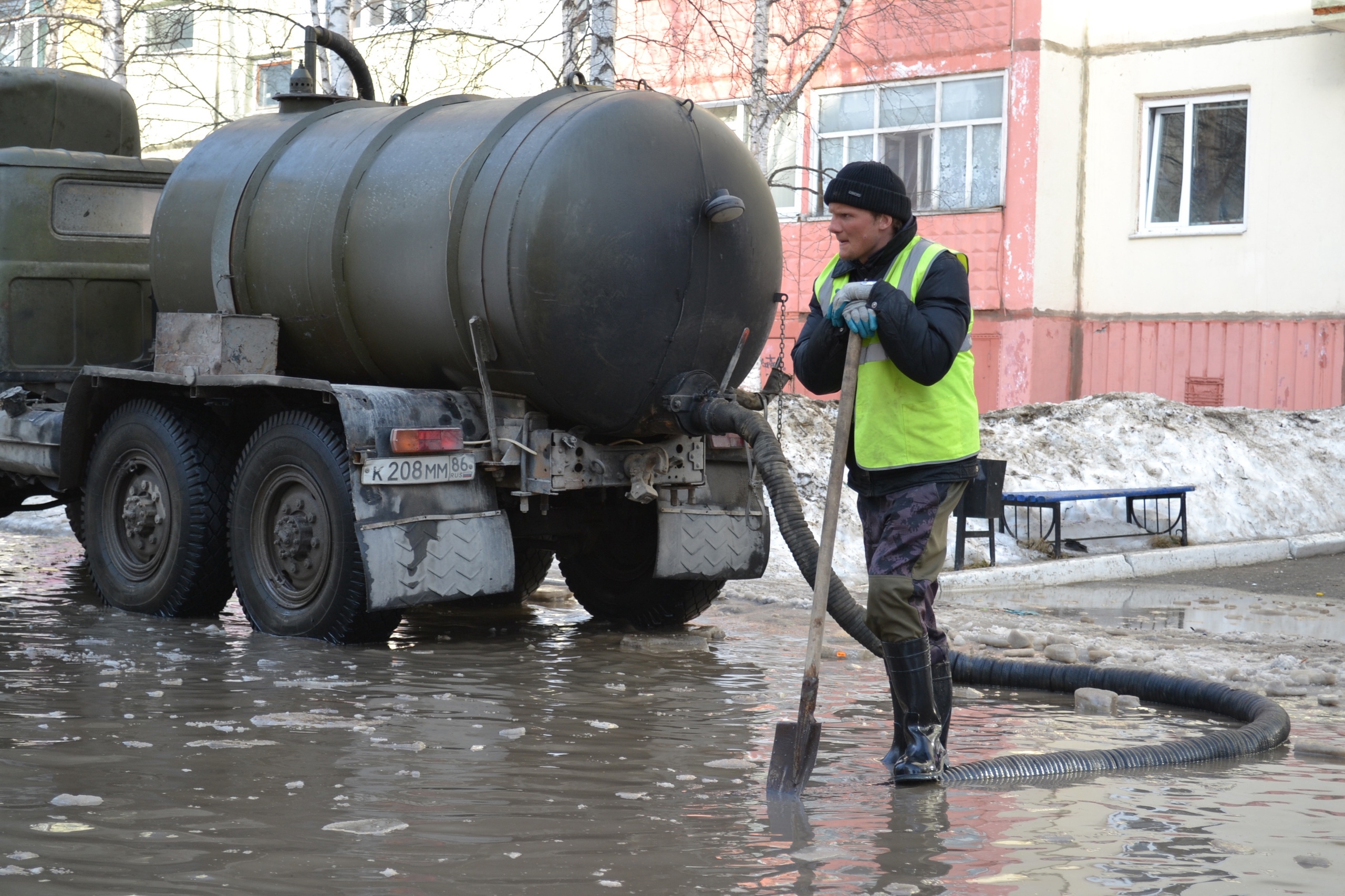 «Мужик не смог»: Эльвиру Бугай просят спасти Нефтеюганск от потопа