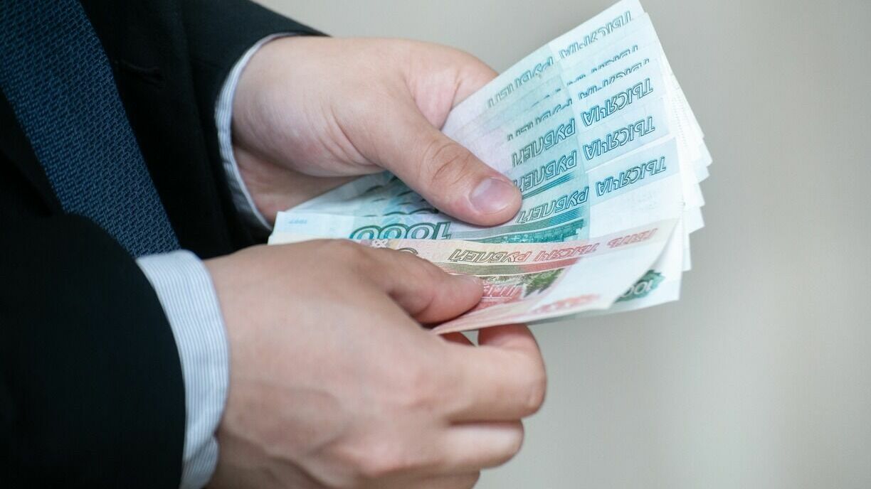 Югорским стобалльникам по ЕГЭ выплатят по 100 тысяч рублей