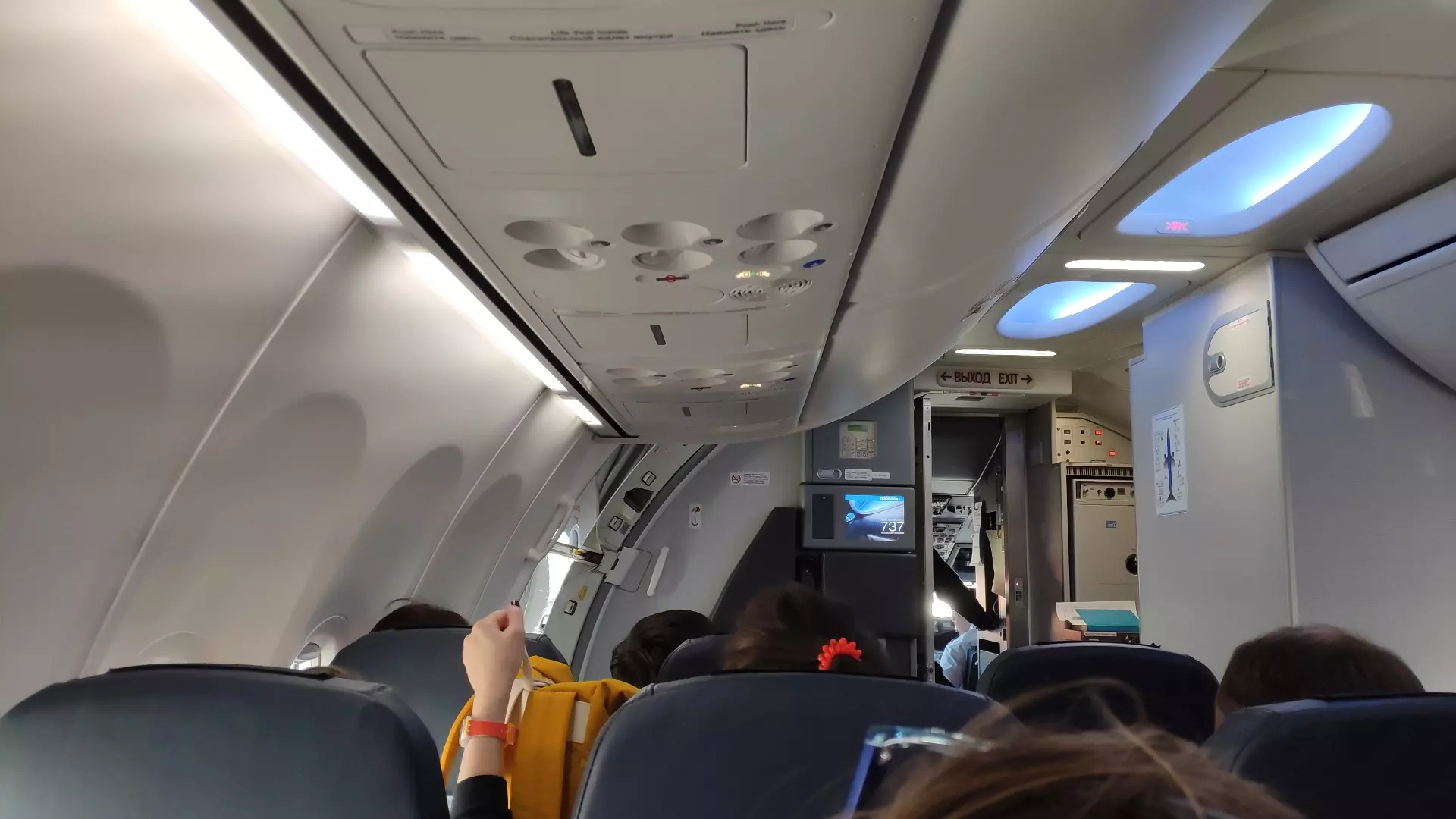 Летевший из Москвы в ХМАО самолет доложил о проблемах в системе управления