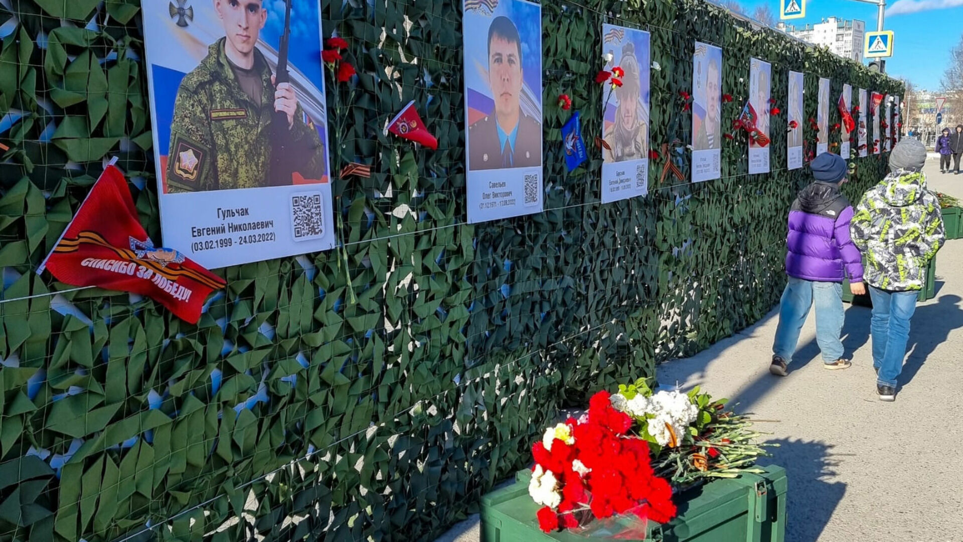 Сколько погибло в зоне сво. Стена памяти в Нижневартовске. Стена памяти. Фото 9 мая день Победы.