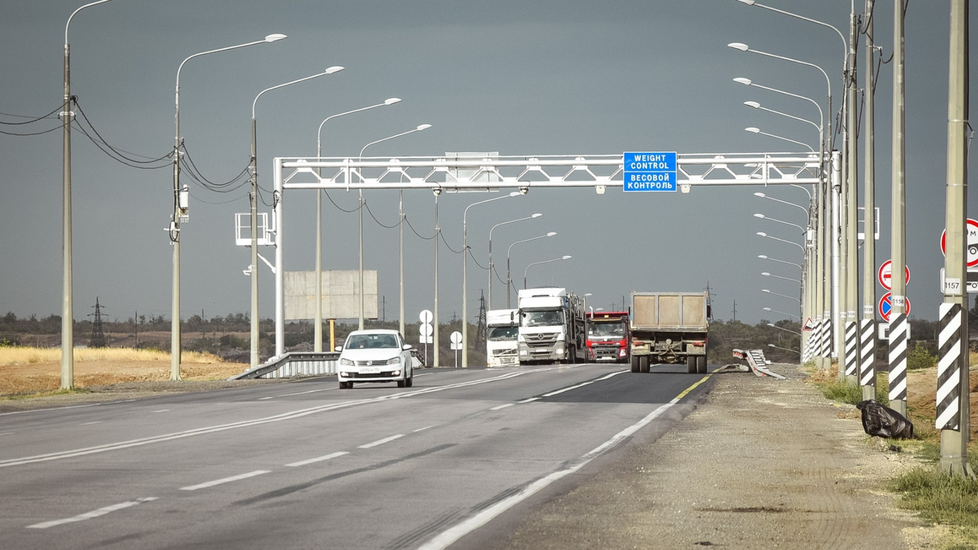 На автодорогах Югры запретили проезд грузовикам из-за аномальной жары