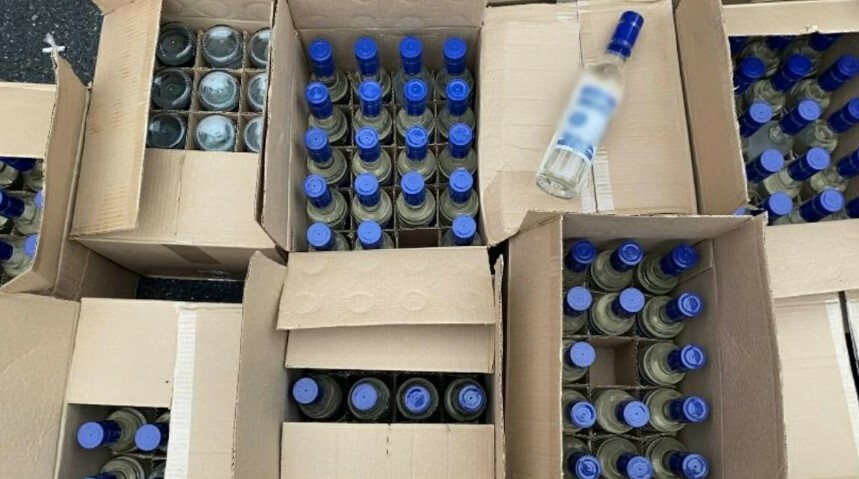 В автомобиле женщины в ХМАО нашли 400 бутылок крепкого алкоголя