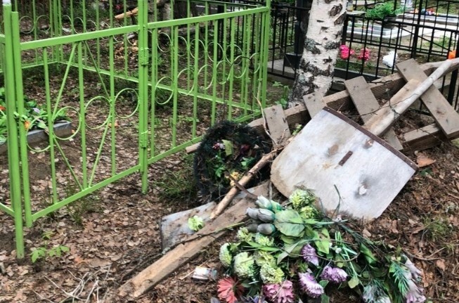 В ХМАО люди пожаловались на неуместный мусор на кладбище