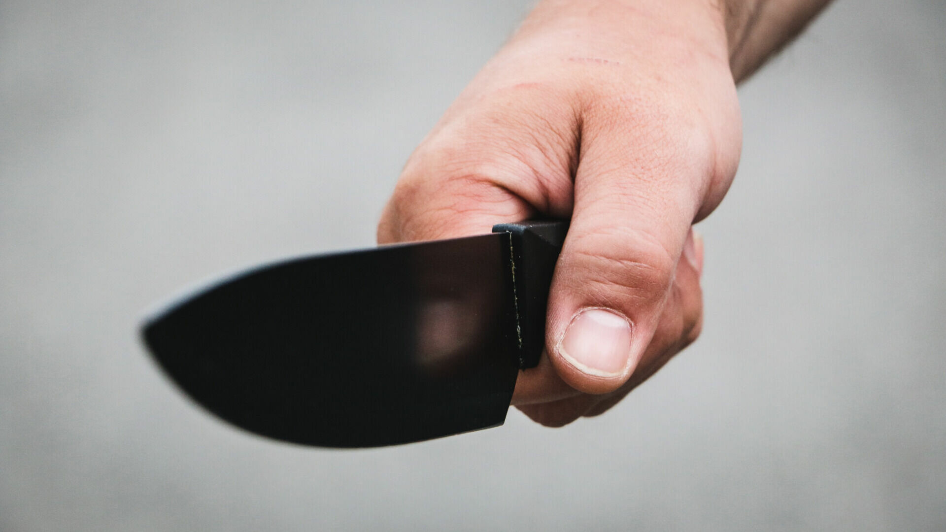 В ЯНАО подросток с ножом пугает детей на горке