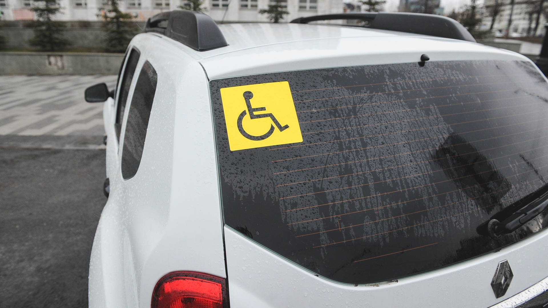 «Барьерная среда». Инвалид получил штраф из-за парковки на законной разметке в Тюмени