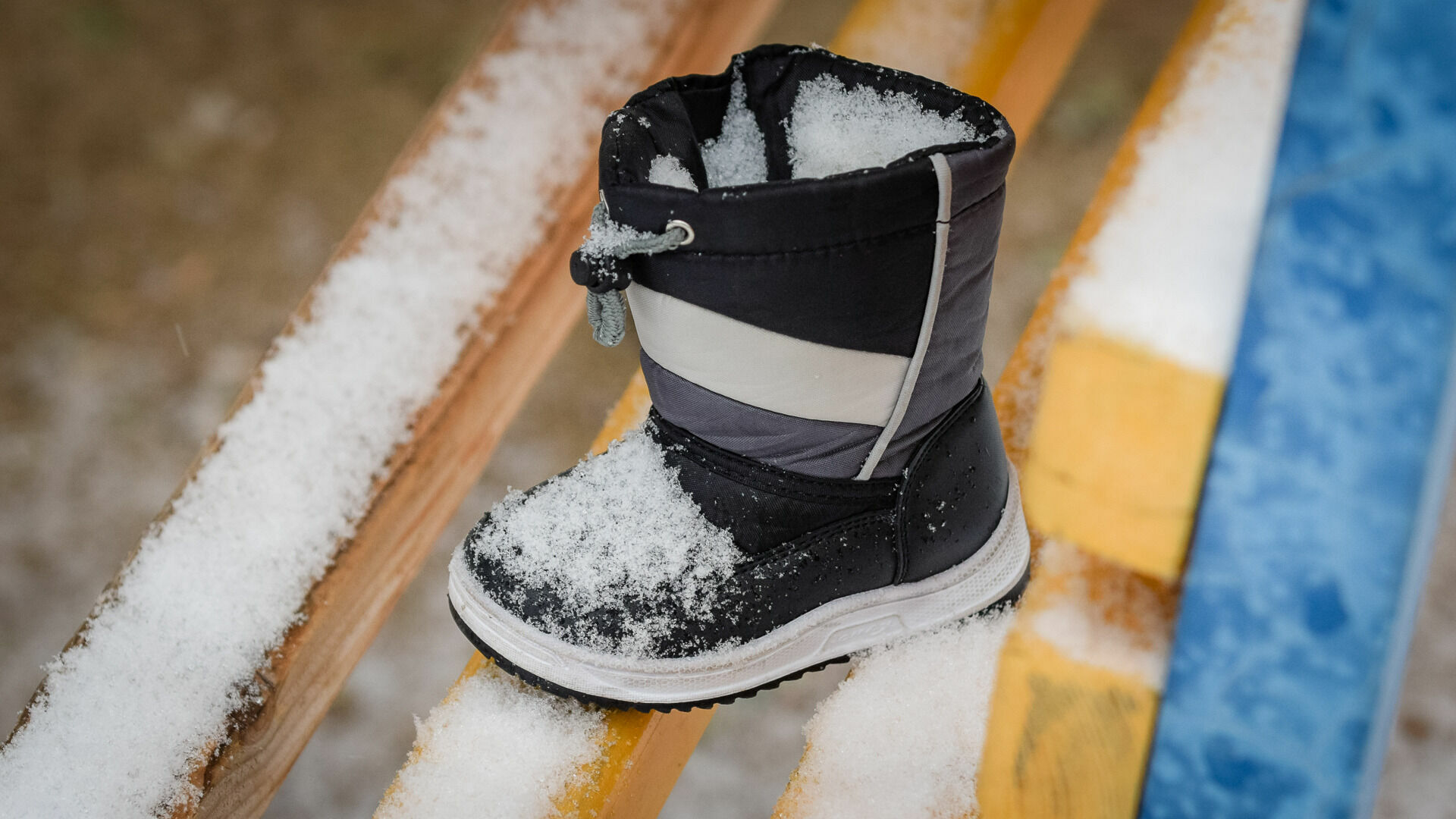 Дети вместо коммунальщиков убирают снег на набережной Нижневартовска