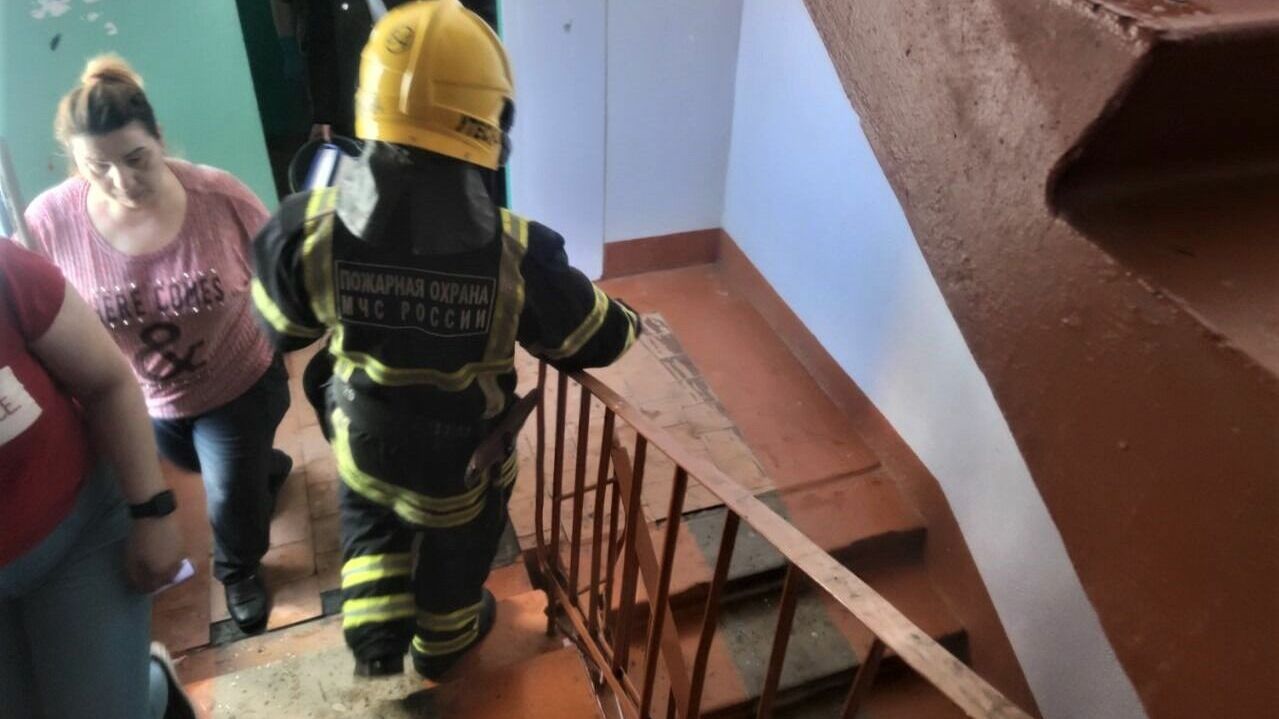 Пожарным пришлось взбираться на 8 этаж