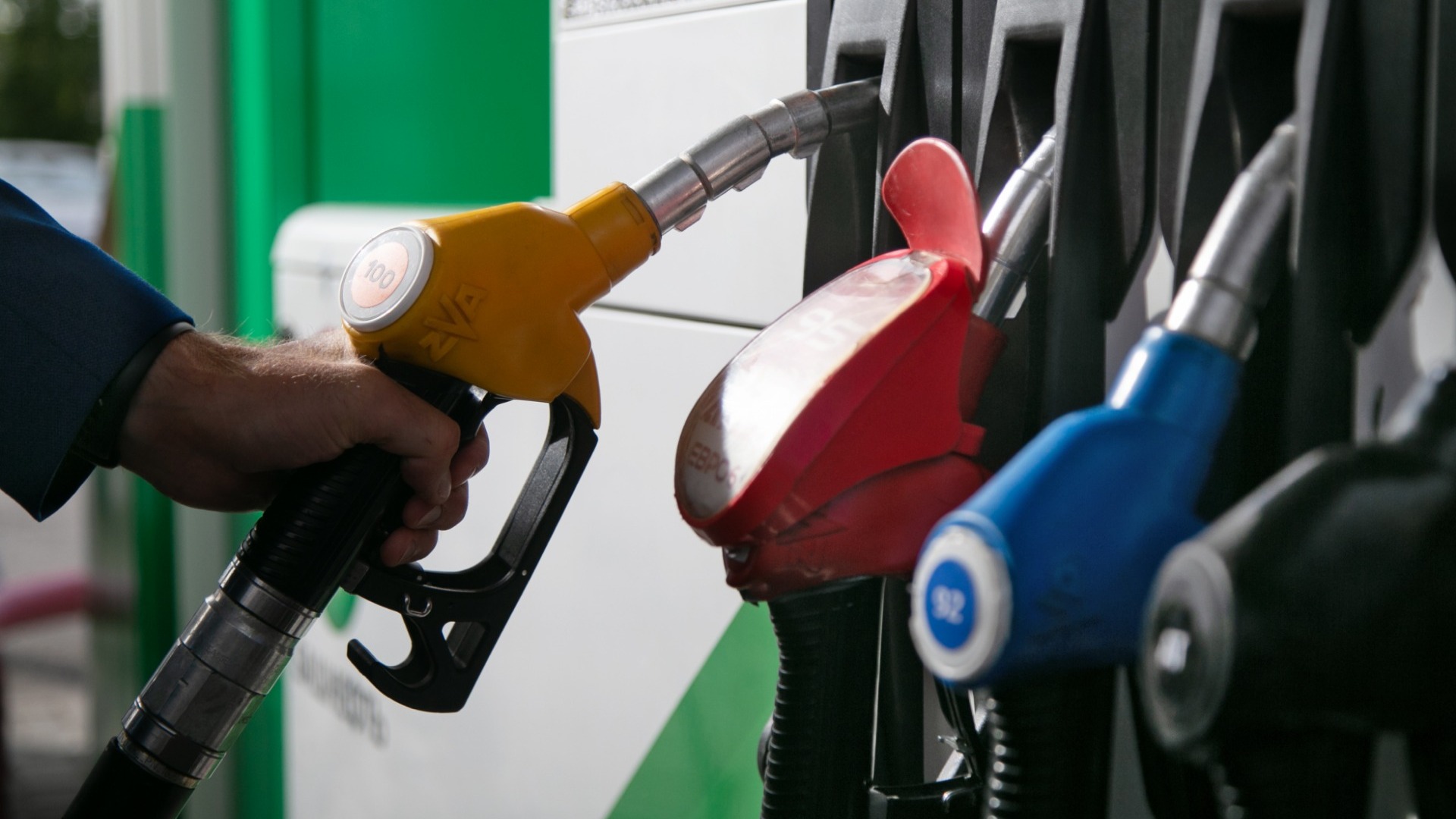 ХМАО и ЯНАО попали в топ-5 регионов по доступности бензина